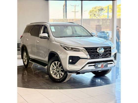 TOYOTA HILUX SW4 2.8 D-4D TURBO DIESEL SRX 4X4 AUTOMÁTICO TOYOTA HILUX SW4 2.8 D-4D TURBO DIESEL SRX 4X4 AUTOMÁTICO